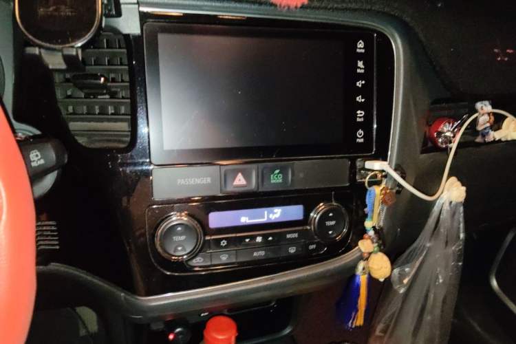 Used Mitsubishi Outlander 2018 2.4L 4x4 Elite Edition 5 Seats Audio And AC Panel