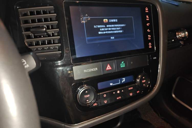 Used Mitsubishi Outlander 2018 2.4L 4x4 Elite Edition 5 Seats Audio And AC Panel
