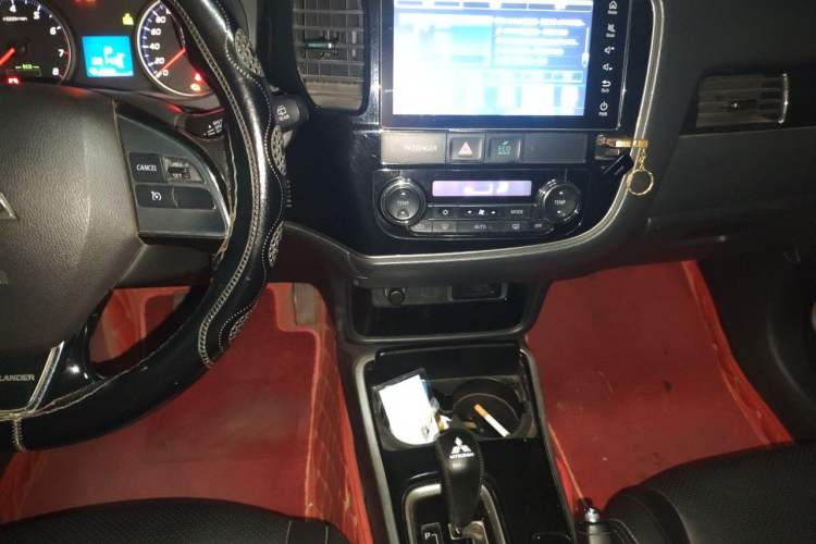 Used Mitsubishi Outlander 2018 2.0L Two-Wheel Drive Glory Edition 5 Seats Audio And AC Panel