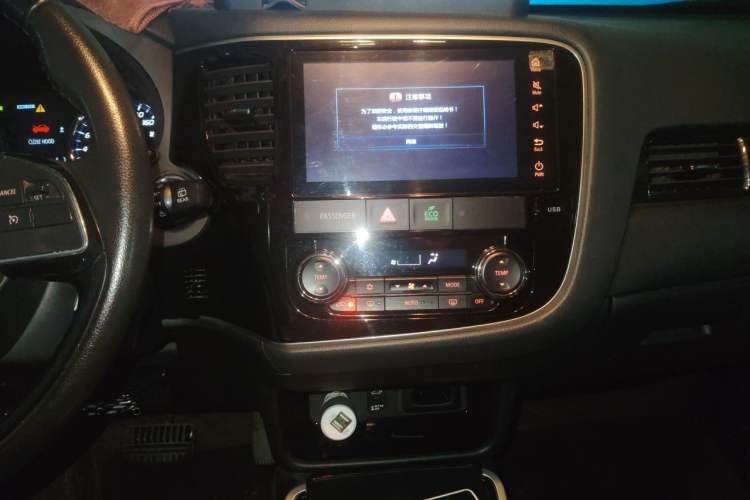 Used Mitsubishi Outlander 2018 2.4L 4x4 Elite Edition 5 Seats Audio And AC Panel