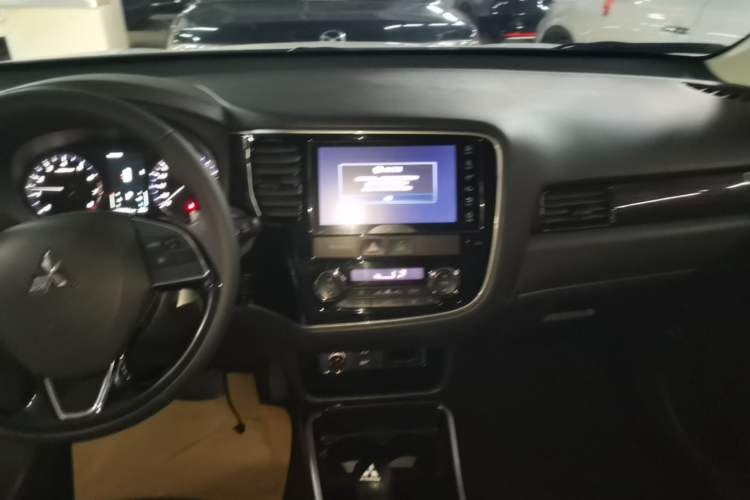 Used Mitsubishi Outlander 2018 2.4L 4x4 Elite Edition 5 Seats Audio And AC Panel