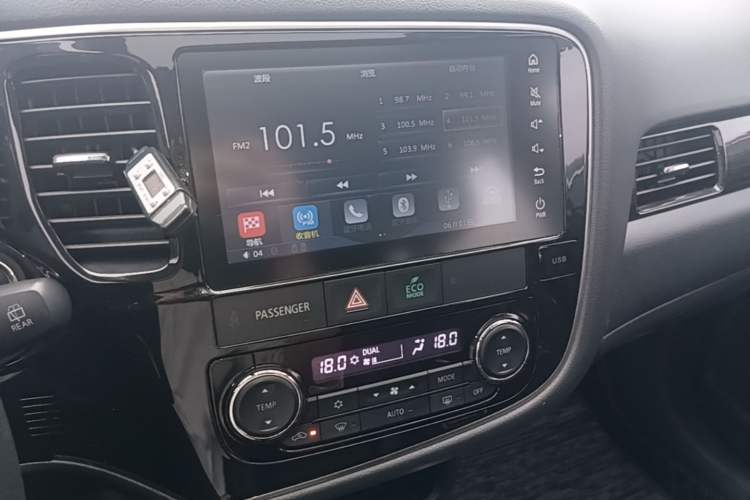 Used Mitsubishi Outlander 2018 2.0L Two-Wheel-Drive Jiale Edition 7-Seater Audio And AC Panel