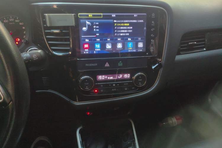 Used Mitsubishi Outlander 2018 2.0L Two-Wheel-Drive Jiale Edition 7-Seater Audio And AC Panel