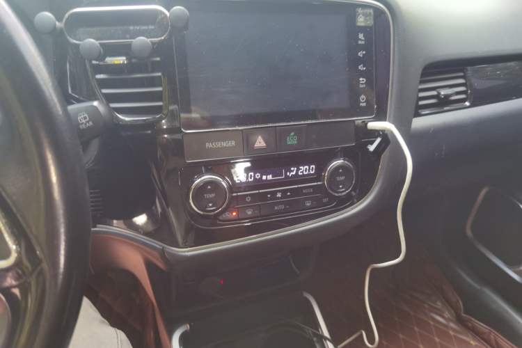 Used Mitsubishi Outlander 2018 2.0L Two-Wheel-Drive Jiale Edition 7-Seater Audio And AC Panel