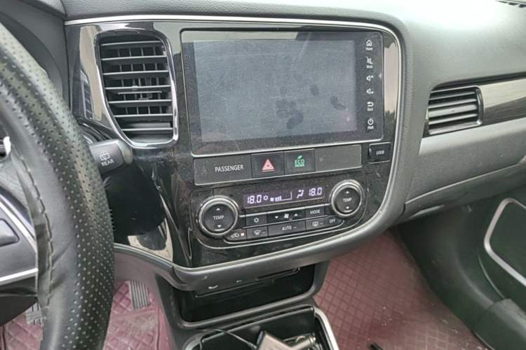 Used Mitsubishi Outlander 2018 2.4L 4x4 Elite Edition 5 Seats Audio And AC Panel
