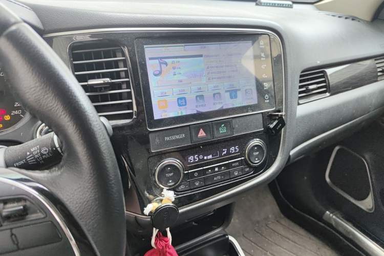 Used Mitsubishi Outlander 2018 2.0L Two-Wheel Drive Glory Edition 5 Seats Audio And AC Panel