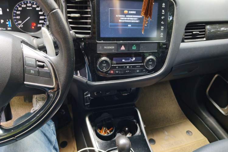 Used Mitsubishi Outlander 2018 2.4L 4x4 Luxury Edition 7-Seater Audio And AC Panel