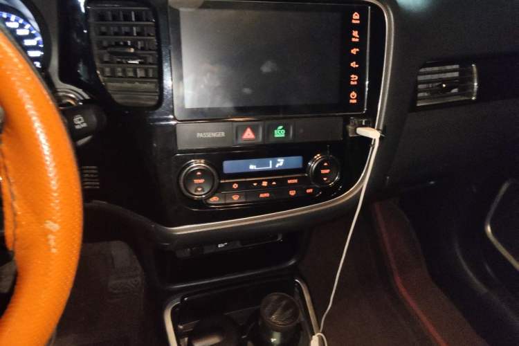 Used Mitsubishi Outlander 2018 2.4L 4x4 Elite Edition 5 Seats Audio And AC Panel
