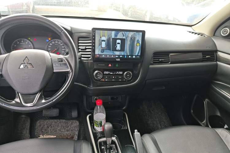 Used Mitsubishi Outlander 2018 2.0L Two-Wheel-Drive Jiale Edition 7-Seater Audio And AC Panel