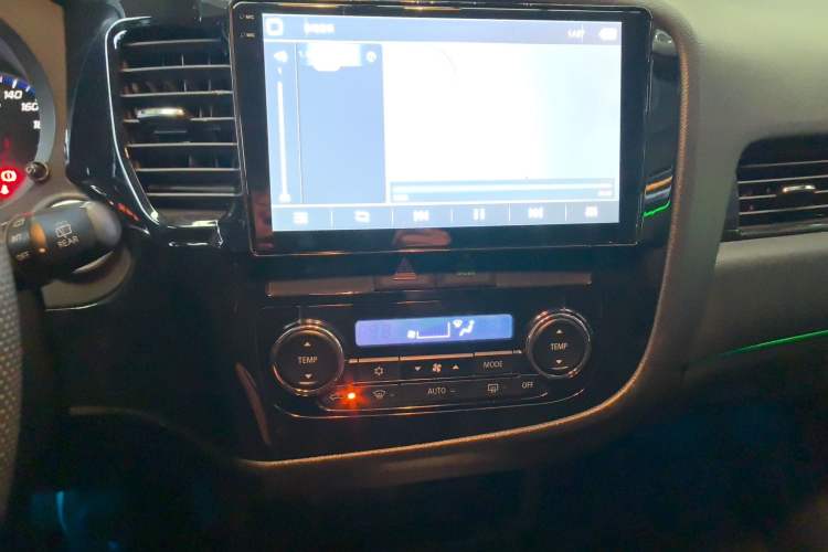 Used Mitsubishi Outlander 2018 2.0L Two-Wheel Drive Glory Edition 5 Seats Audio And AC Panel