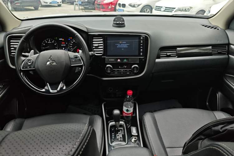 Used Mitsubishi Outlander 2018 2.4L 4x4 Elite Edition 5 Seats Audio And AC Panel