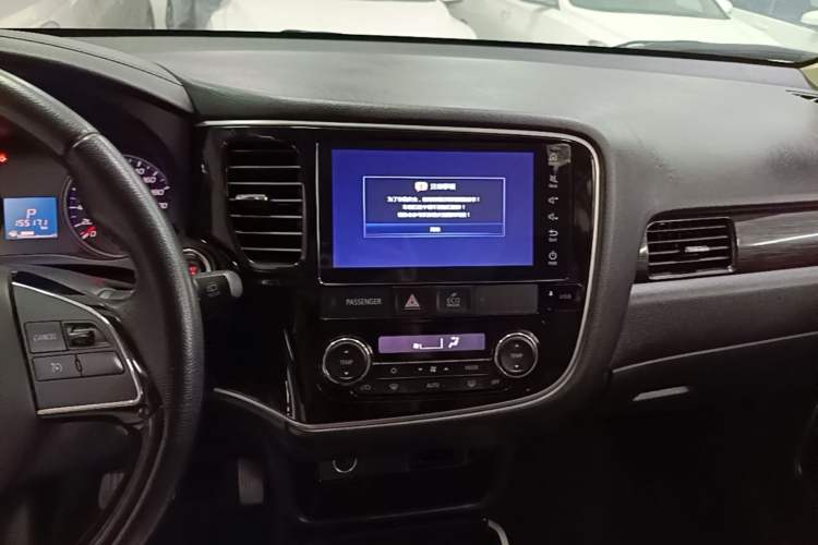 Used Mitsubishi Outlander 2018 2.0L Two-Wheel Drive Glory Edition 5 Seats Audio And AC Panel