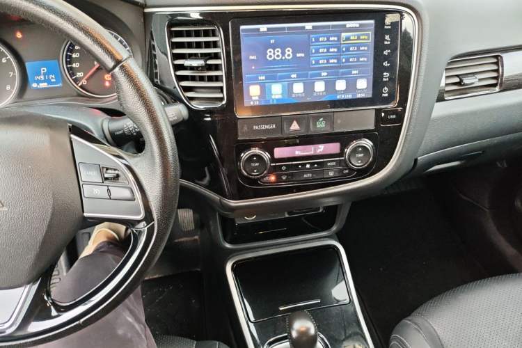 Used Mitsubishi Outlander 2018 2.0L Two-Wheel Drive Glory Edition 5 Seats Audio And AC Panel