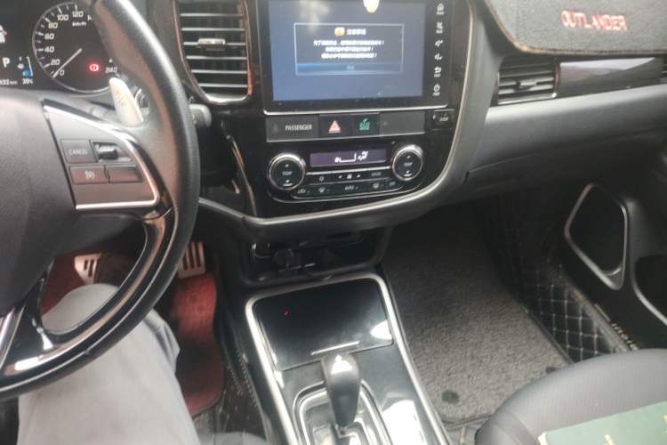 Used Mitsubishi Outlander 2018 2.4L 4x4 Elite Edition 5 Seats Audio And AC Panel
