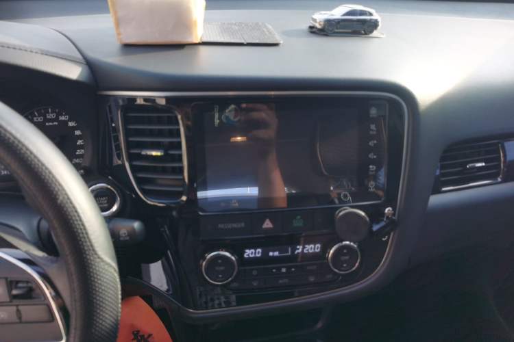 Used Mitsubishi Outlander 2018 2.4L 4x4 Luxury Edition 7-Seater Audio And AC Panel