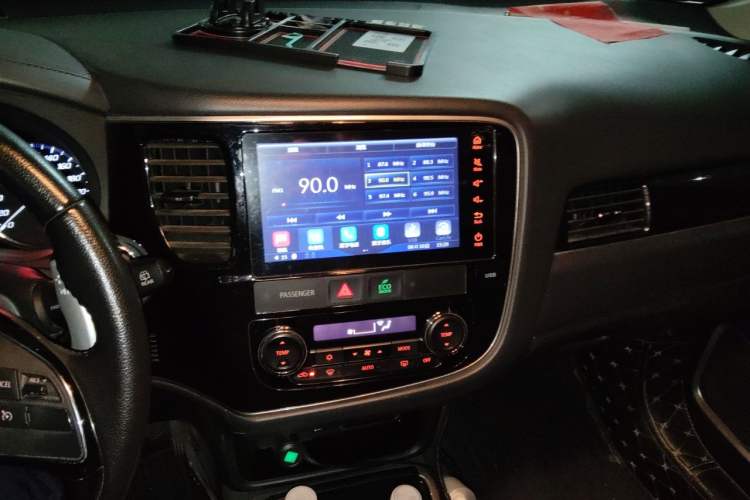 Used Mitsubishi Outlander 2018 2.4L 4x4 Elite Edition 5 Seats Audio And AC Panel