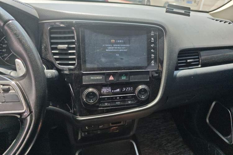 Used Mitsubishi Outlander 2018 2.4L 4x4 Luxury Edition 7-Seater Audio And AC Panel