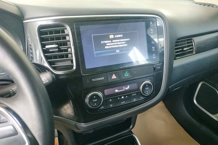 Used Mitsubishi Outlander 2018 2.0L Two-Wheel-Drive Jiale Edition 7-Seater Audio And AC Panel