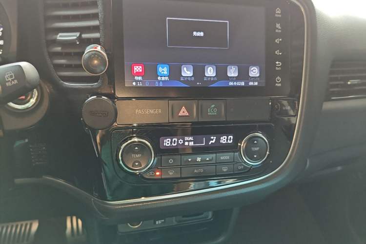 Used Mitsubishi Outlander 2018 2.4L 4x4 Elite Edition 5 Seats Audio And AC Panel