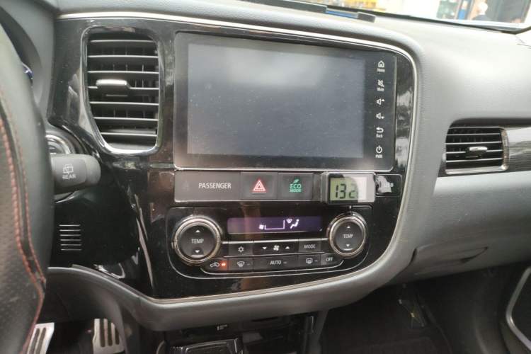 Used Mitsubishi Outlander 2018 2.4L 4x4 Luxury Edition 7-Seater Audio And AC Panel