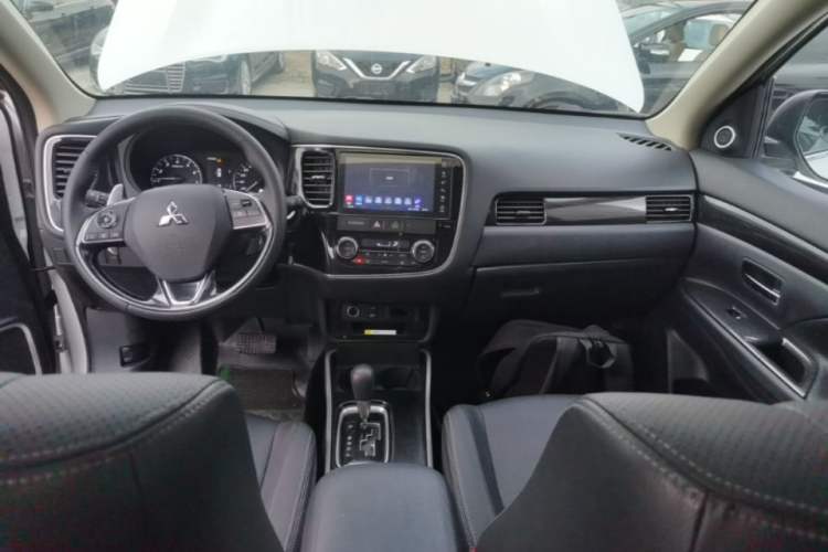 Used Mitsubishi Outlander 2018 2.4L 4x4 Elite Edition 5 Seats Audio And AC Panel