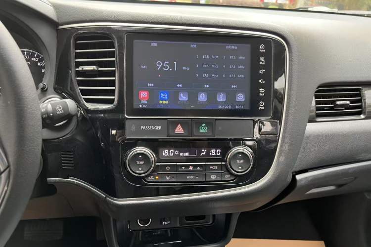 Used Mitsubishi Outlander 2018 2.4L 4x4 Elite Edition 5 Seats Audio And AC Panel