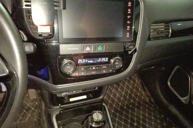 Used Mitsubishi Outlander 2018 2.4L 4x4 Elite Edition 5 Seats Audio And AC Panel