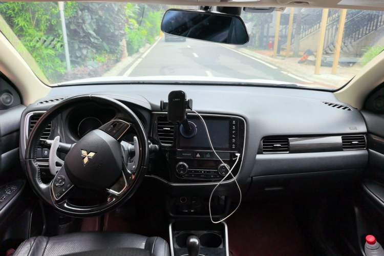 Used Mitsubishi Outlander 2018 2.4L 4x4 Luxury Edition 7-Seater Center Console