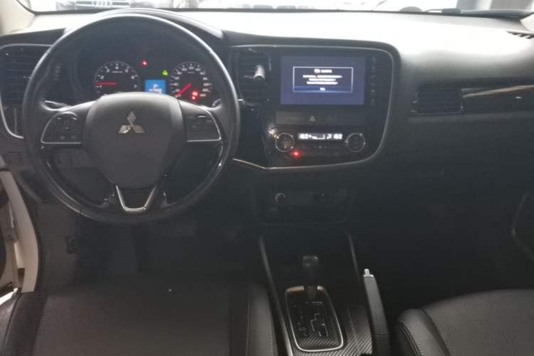 Used Mitsubishi Outlander 2018 2.0L Two-Wheel Drive Glory Edition 5 Seats Center Console