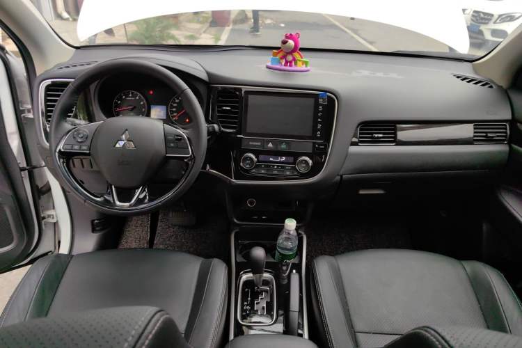 Used Mitsubishi Outlander 2018 2.0L Two-Wheel Drive Glory Edition 5 Seats Center Console