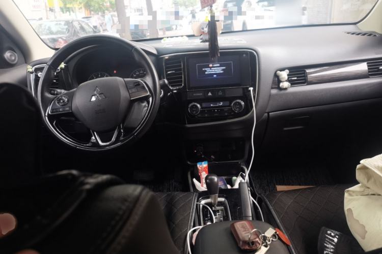 Used Mitsubishi Outlander 2018 2.0L Two-Wheel Drive Glory Edition 5 Seats Center Console