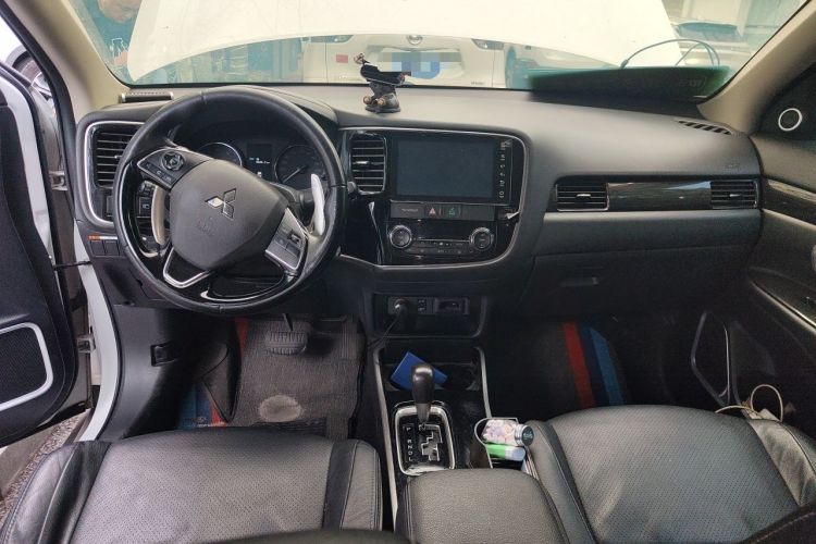 Used Mitsubishi Outlander 2018 2.4L 4x4 Luxury Edition 7-Seater Center Console