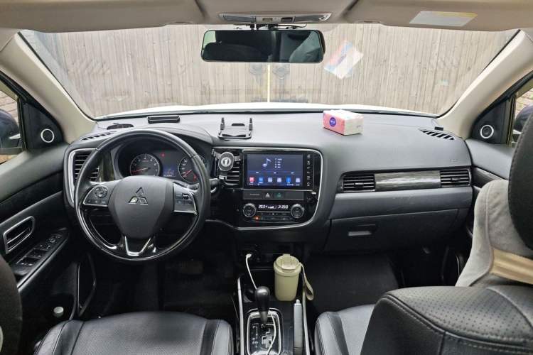 Used Mitsubishi Outlander 2018 2.0L Two-Wheel Drive Glory Edition 5 Seats Center Console
