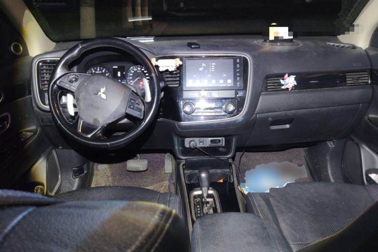 Used Mitsubishi Outlander 2018 2.4L 4x4 Elite Edition 5 Seats Center Console