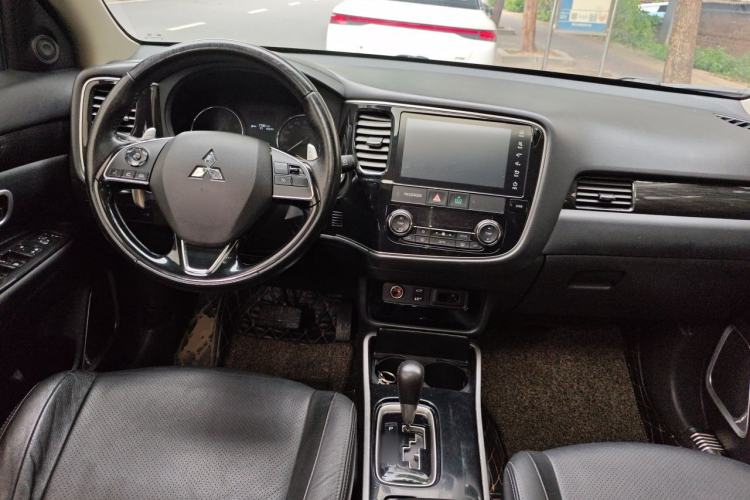 Used Mitsubishi Outlander 2018 2.4L 4x4 Elite Edition 5 Seats Center Console