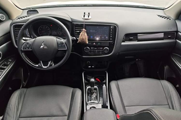 Used Mitsubishi Outlander 2018 2.0L Two-Wheel Drive Glory Edition 5 Seats Center Console