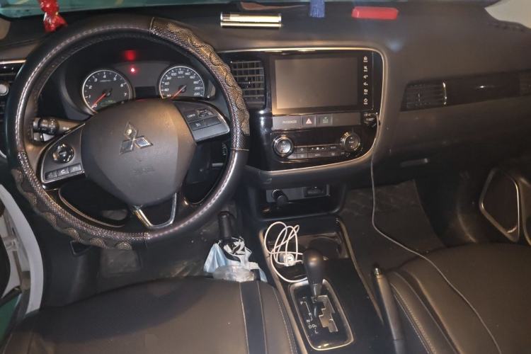 Used Mitsubishi Outlander 2018 2.0L Two-Wheel Drive Glory Edition 5 Seats Center Console