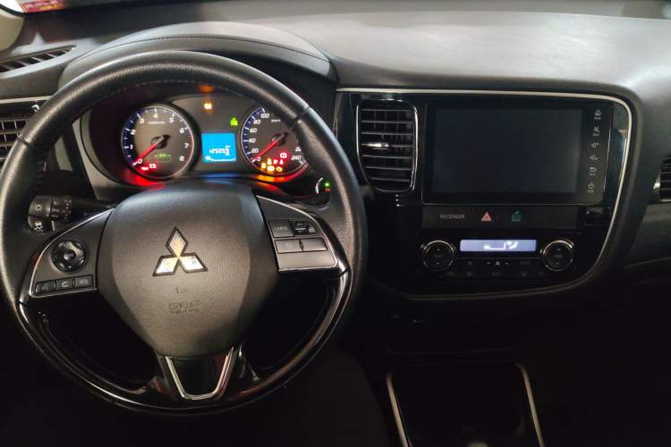 Used Mitsubishi Outlander 2018 2.0L Two-Wheel Drive Glory Edition 5 Seats Center Console