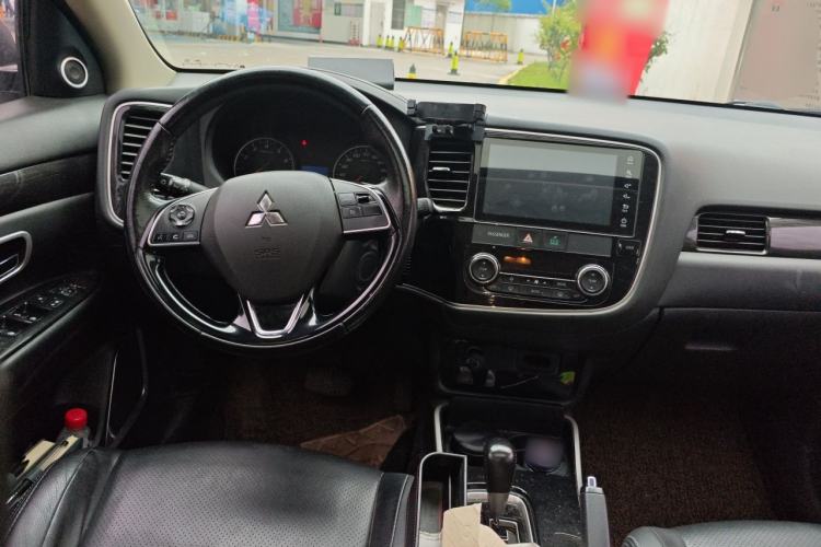 Used Mitsubishi Outlander 2018 2.0L Two-Wheel-Drive Jiale Edition 7-Seater Center Console