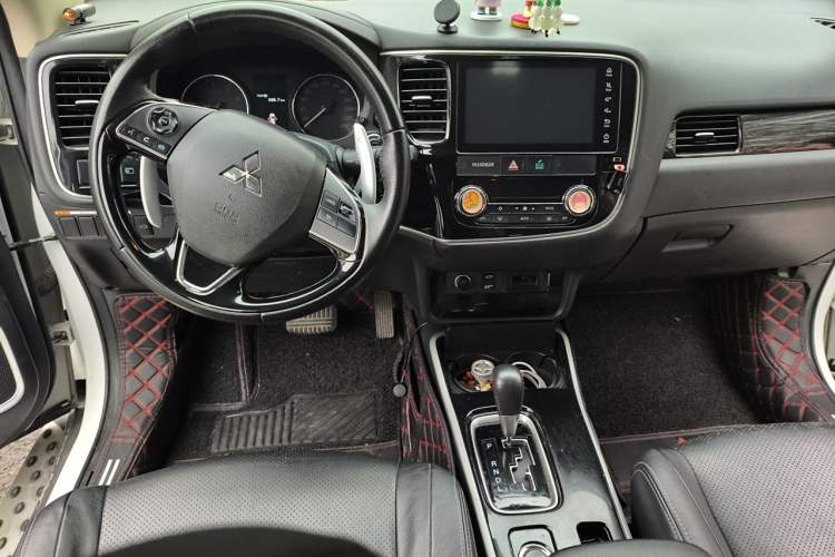 Used Mitsubishi Outlander 2018 2.4L 4x4 Luxury Edition 7-Seater Center Console