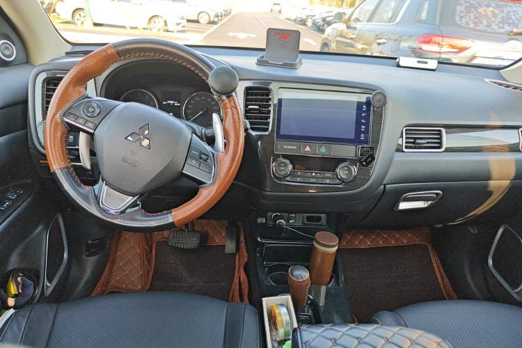 Used Mitsubishi Outlander 2018 2.4L 4x4 Elite Edition 5 Seats Center Console