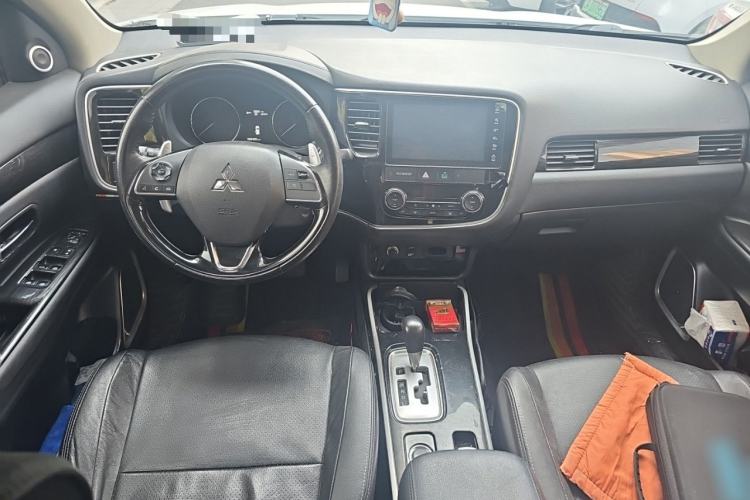 Used Mitsubishi Outlander 2018 2.4L 4x4 Luxury Edition 7-Seater Center Console