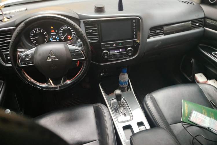 Used Mitsubishi Outlander 2018 2.0L Two-Wheel Drive Glory Edition 5 Seats Center Console