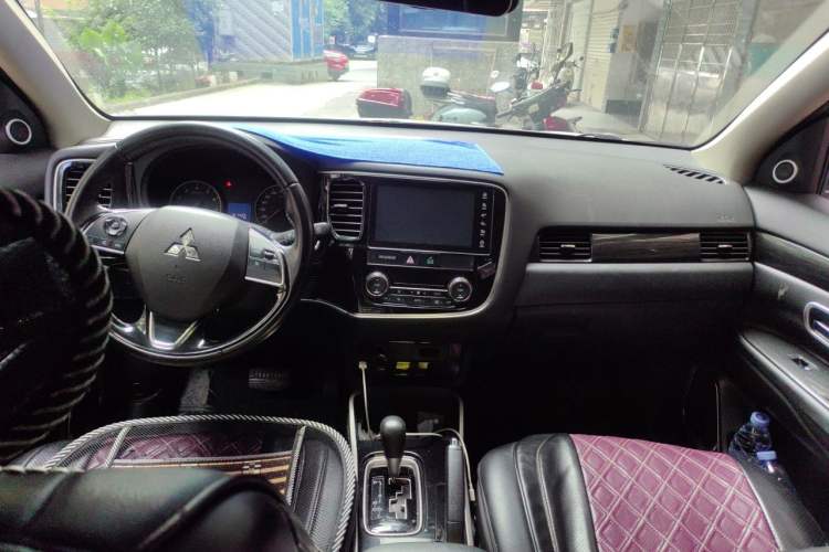 Used Mitsubishi Outlander 2018 2.0L Two-Wheel-Drive Jiale Edition 7-Seater Center Console