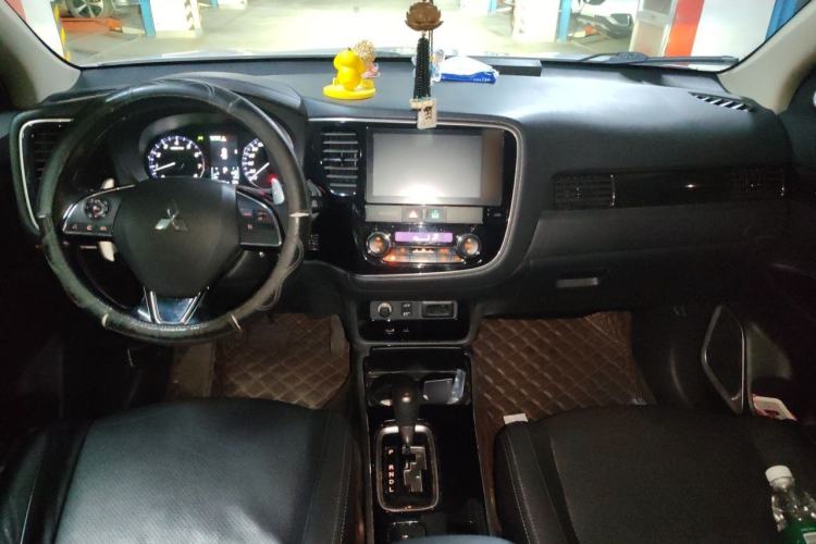Used Mitsubishi Outlander 2018 2.4L 4x4 Luxury Edition 7-Seater Center Console