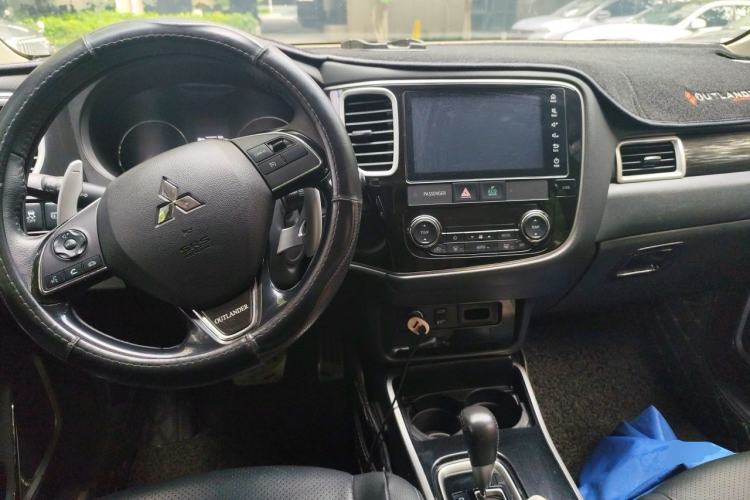 Used Mitsubishi Outlander 2018 2.4L 4x4 Luxury Edition 7-Seater Center Console
