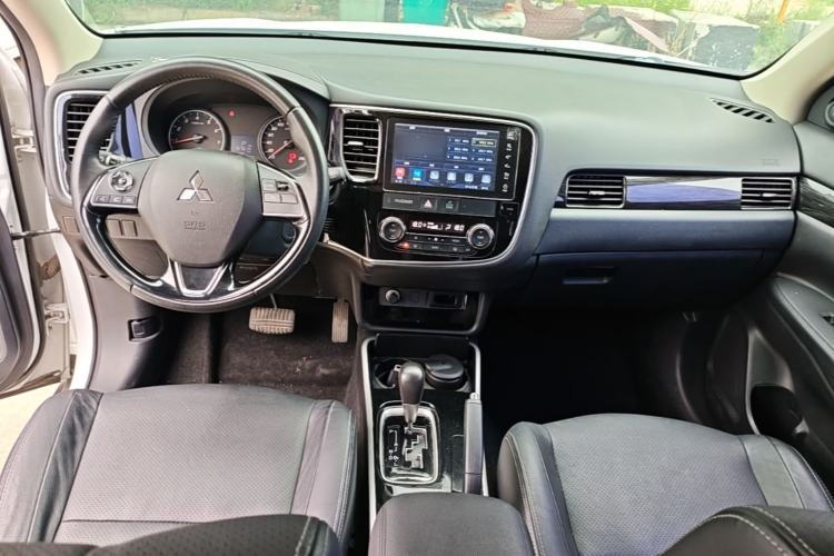 Used Mitsubishi Outlander 2018 2.0L Two-Wheel Drive Glory Edition 5 Seats Center Console