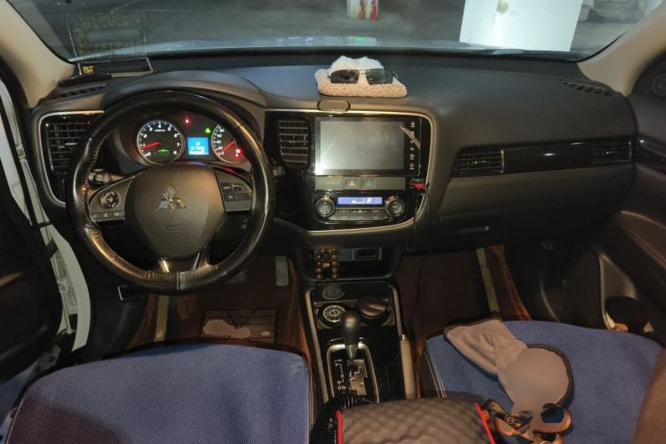 Used Mitsubishi Outlander 2018 2.0L Two-Wheel Drive Glory Edition 5 Seats Center Console