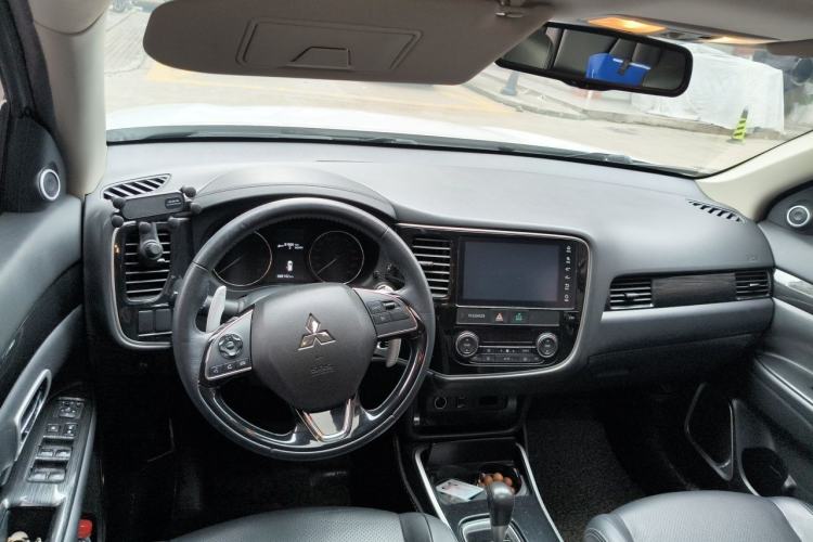 Used Mitsubishi Outlander 2018 2.4L 4x4 Elite Edition 5 Seats Center Console