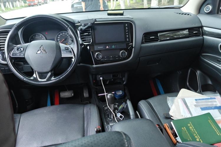 Used Mitsubishi Outlander 2018 2.0L Two-Wheel Drive Glory Edition 5 Seats Center Console